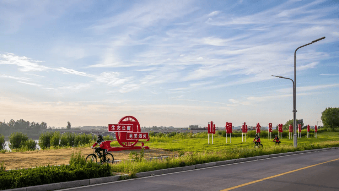 旅游公路兖州区泗河堤顶路一湾碧水映蓝天