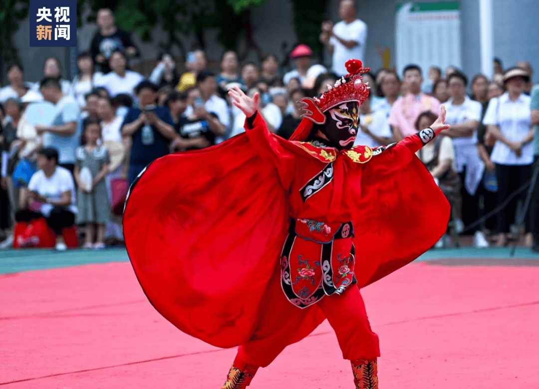 南充唐氏女孩表演川剧变脸,惊艳全网!