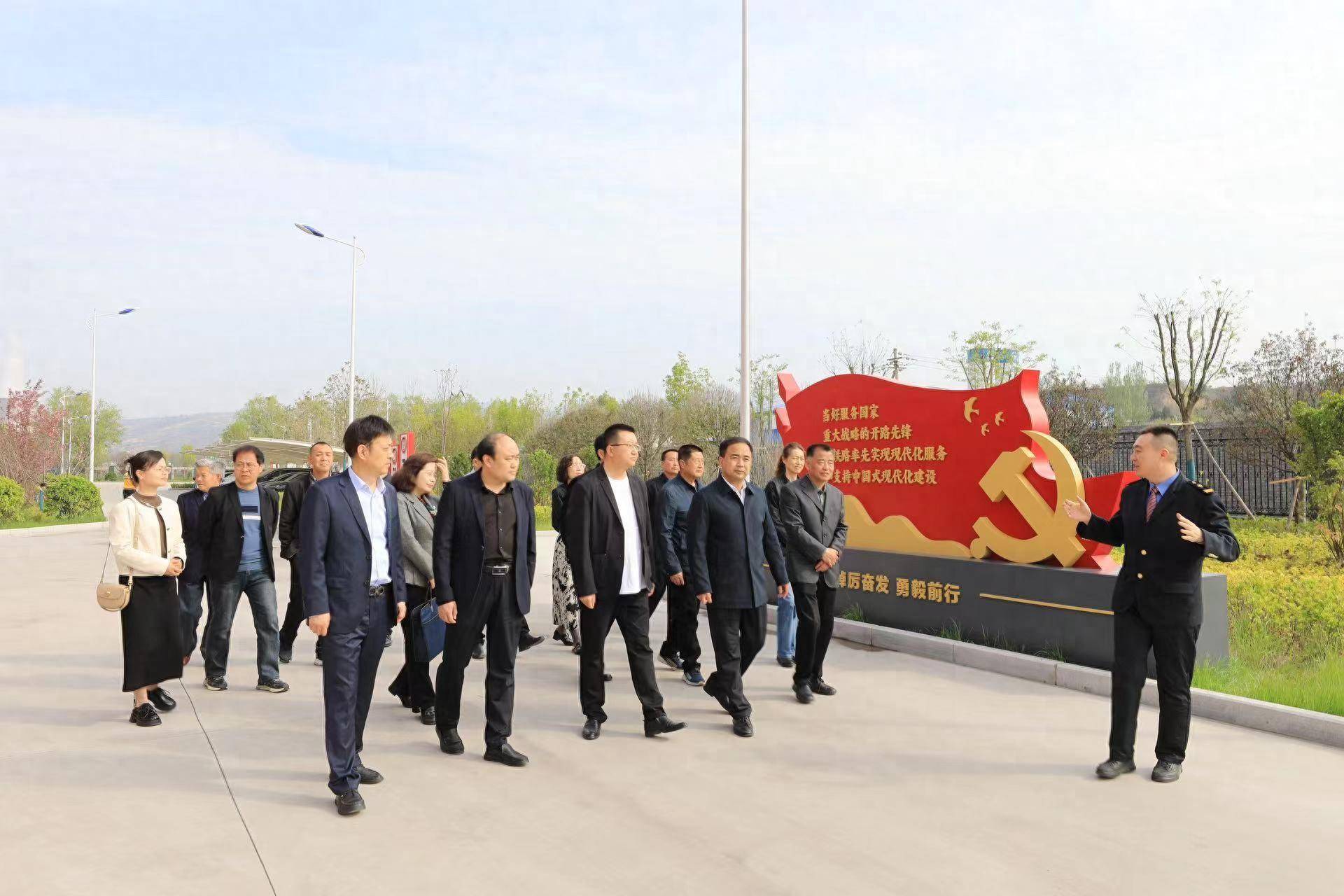 送健康进企业活动,社市委副主委兼秘书长郭红全,办公室主任张灵芝