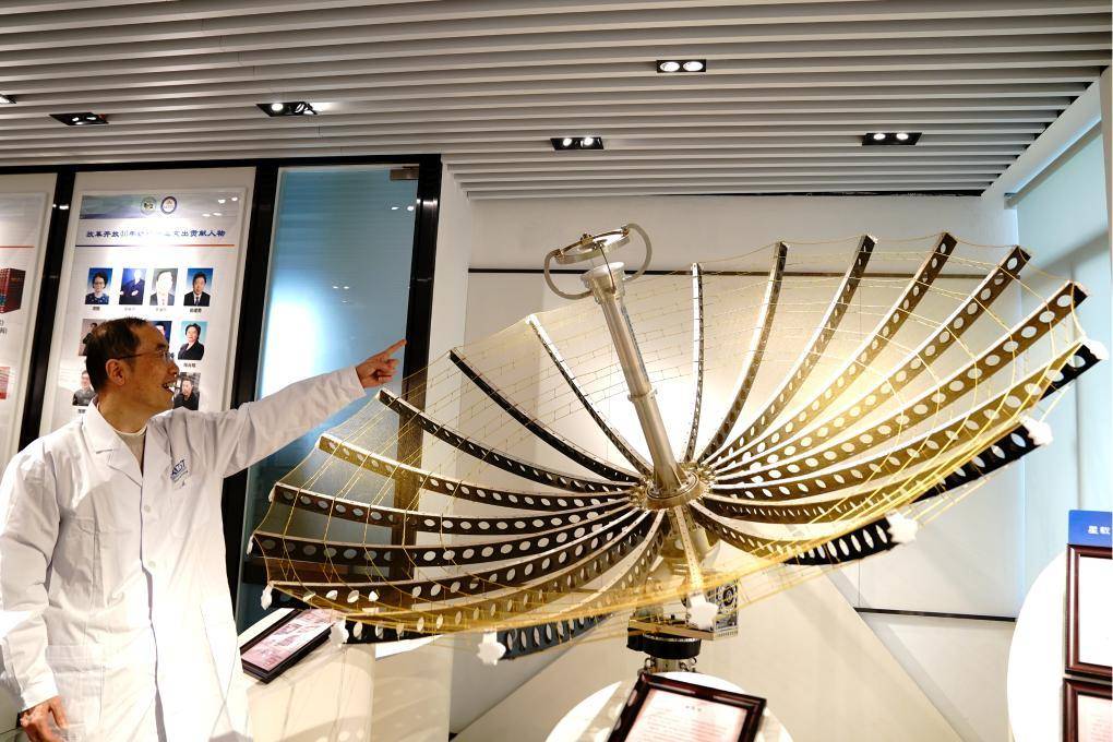 硬核浪漫鹊桥二号在太空撑起一把金色大伞