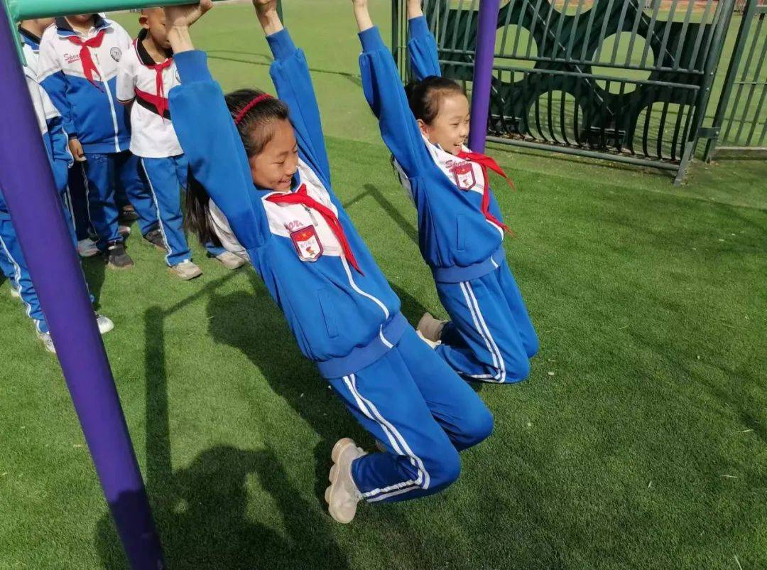 智爱二小乌拉特后旗第二完全小学单杠入课堂打造健康活力快乐的校园
