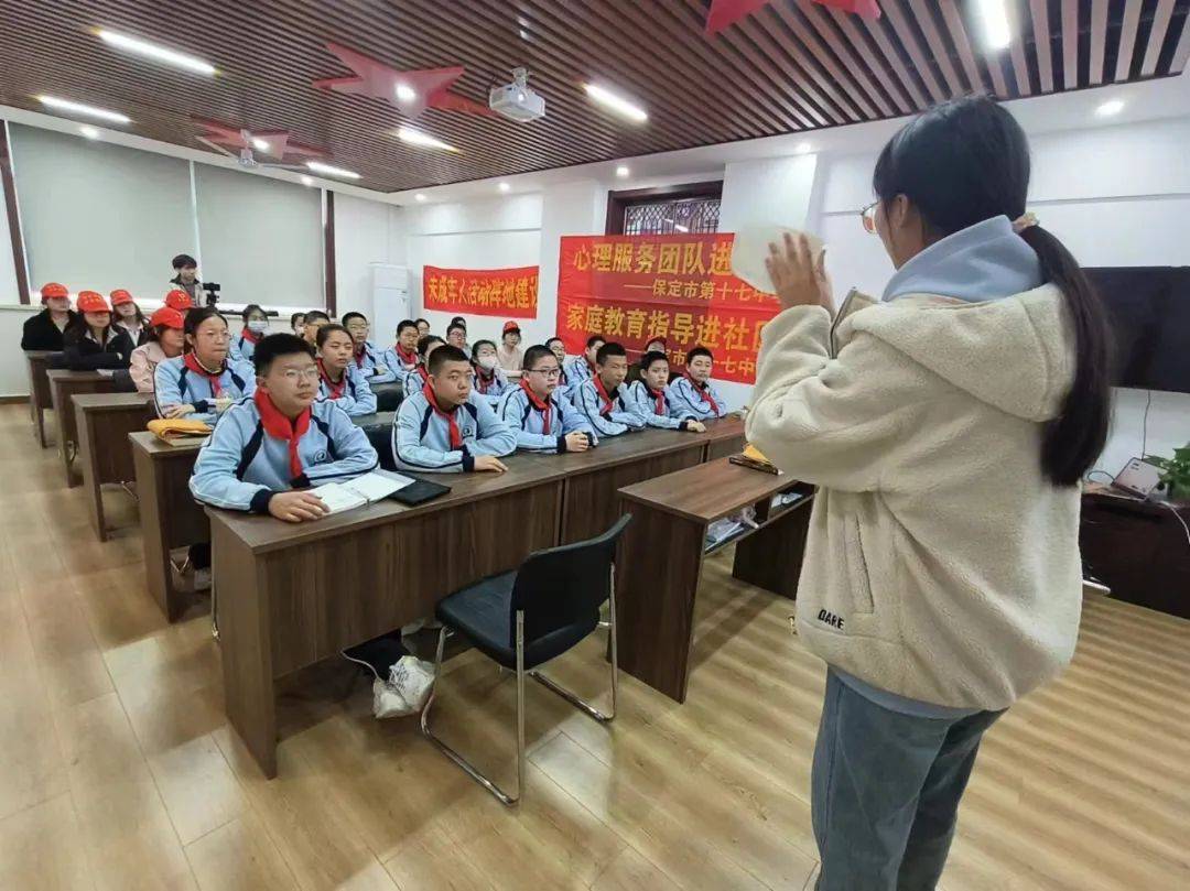 春风携手家校社十七共建育温情保定十七中未成年人阵地建设走进社区
