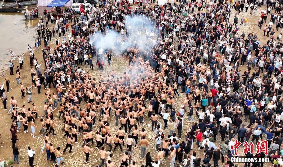 广西侗乡:潮玩"三月三" 激情抢花炮