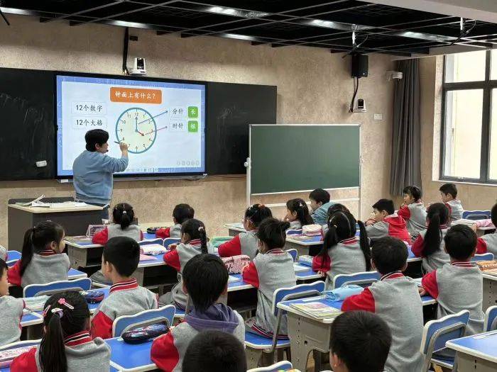 结合生活经验,让学生学会看几时和几时半,初步感知24时计时法