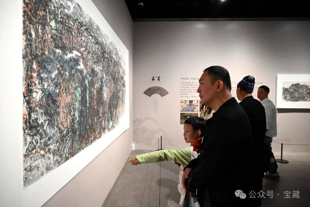 中国画学会创会理事,中国美术家协会学术主持,广州画院特聘研究员