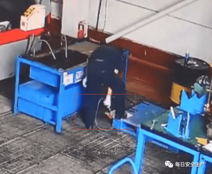 近日某员工使用角磨机切割物件,不慎脱手弹飞,直接切到脖子!