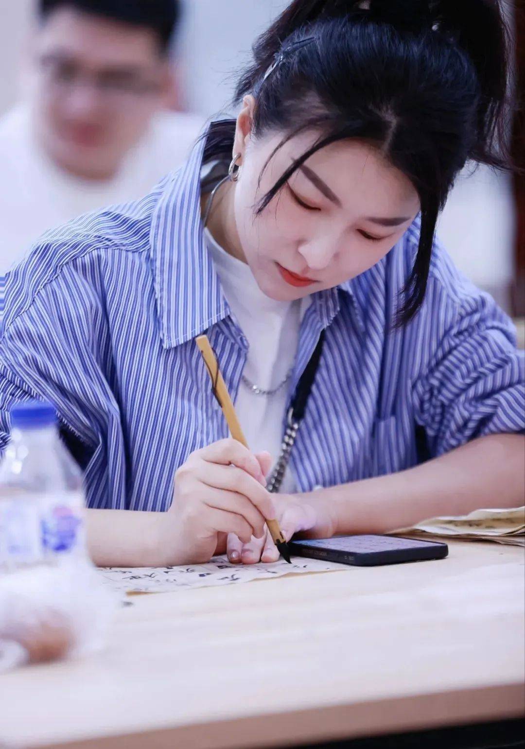 孙昕的作品能突围,入展,得益于她的笔下,不仅有女性的细腻,柔美,也又