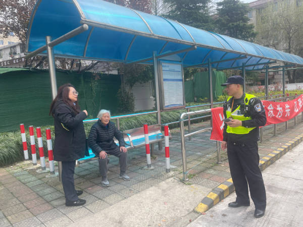 791路调度员陆丽丽向民警说明情况在调度室里,791路车队管理员顾胜忠