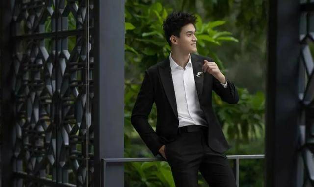 官宣结婚晒证后孙杨再晒九张婚纱大片熟悉的水边崭新的我们