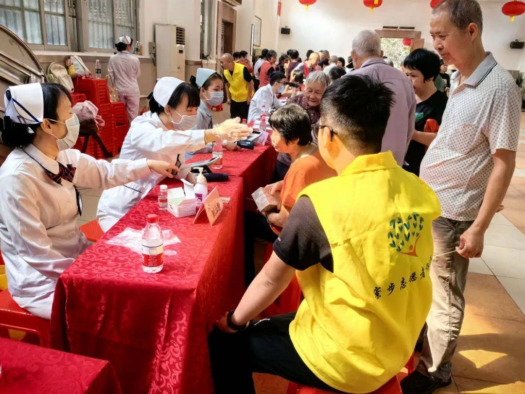 聚合社会力量助力百千万工程下岭贝村志愿服务站协助东华医院开展