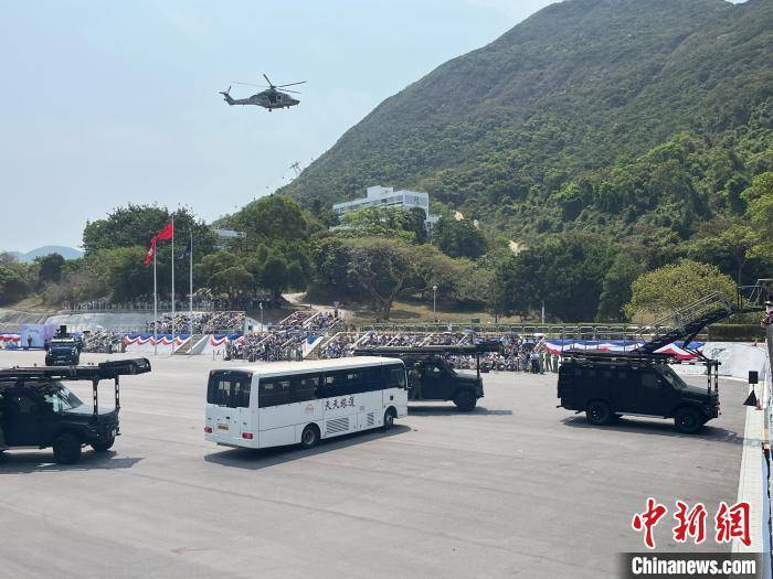 4月13日,香港特区政府警务处举办"全民国家安全教育日"暨香港警队800