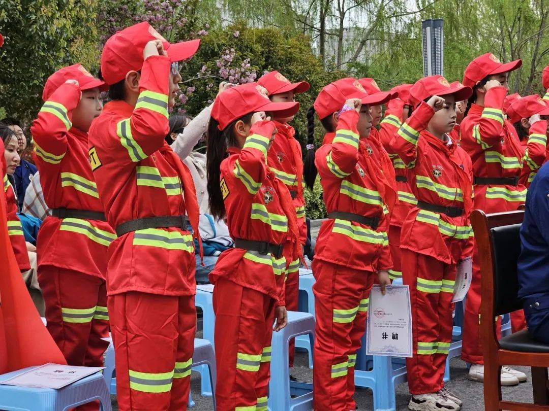 防患未燃携手童行高新消防联合柚子姐姐读书会举行蓝小圣少年团成立
