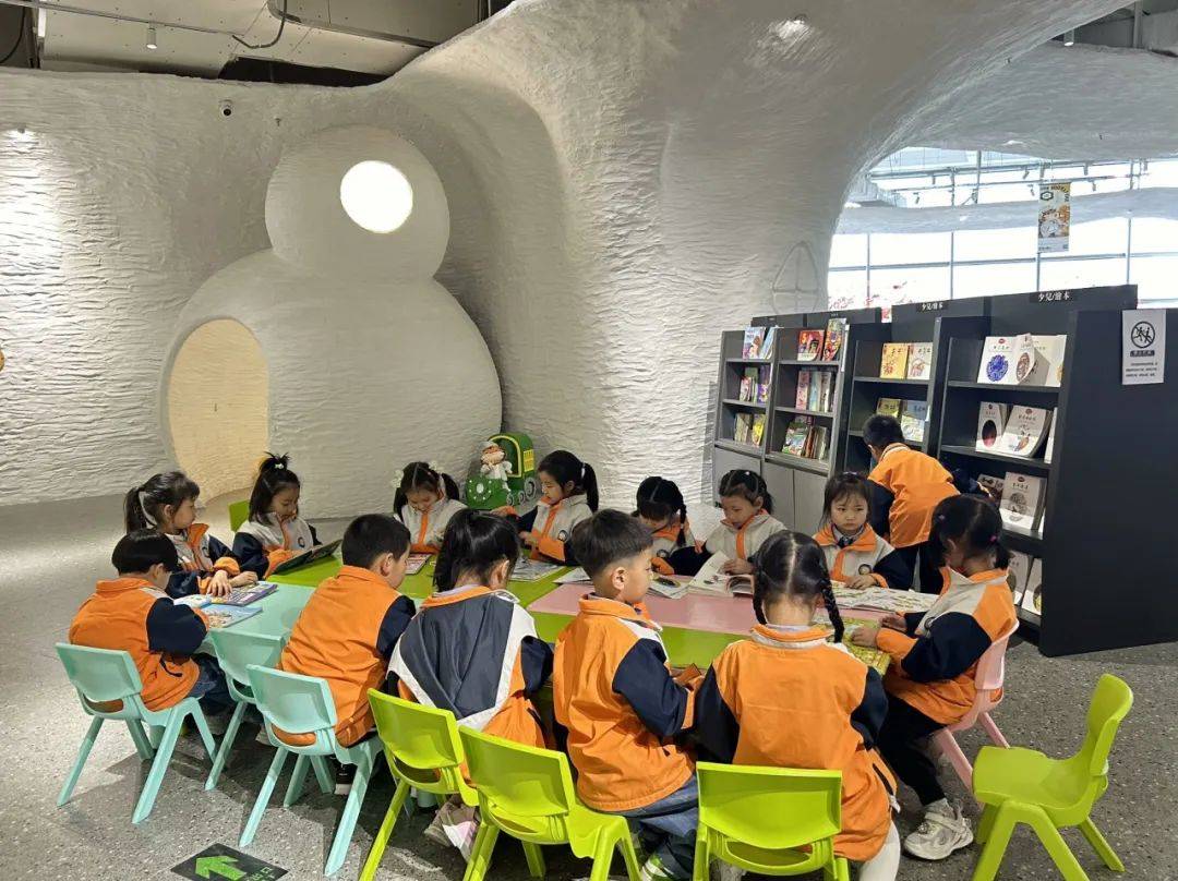 【主题活动】"走进图书馆" 童年有书 未来有梦_幼儿园_绘本_孩子