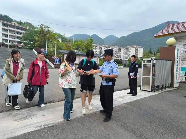 莎姐守未丨黔江公安开展校园法治宣讲活动