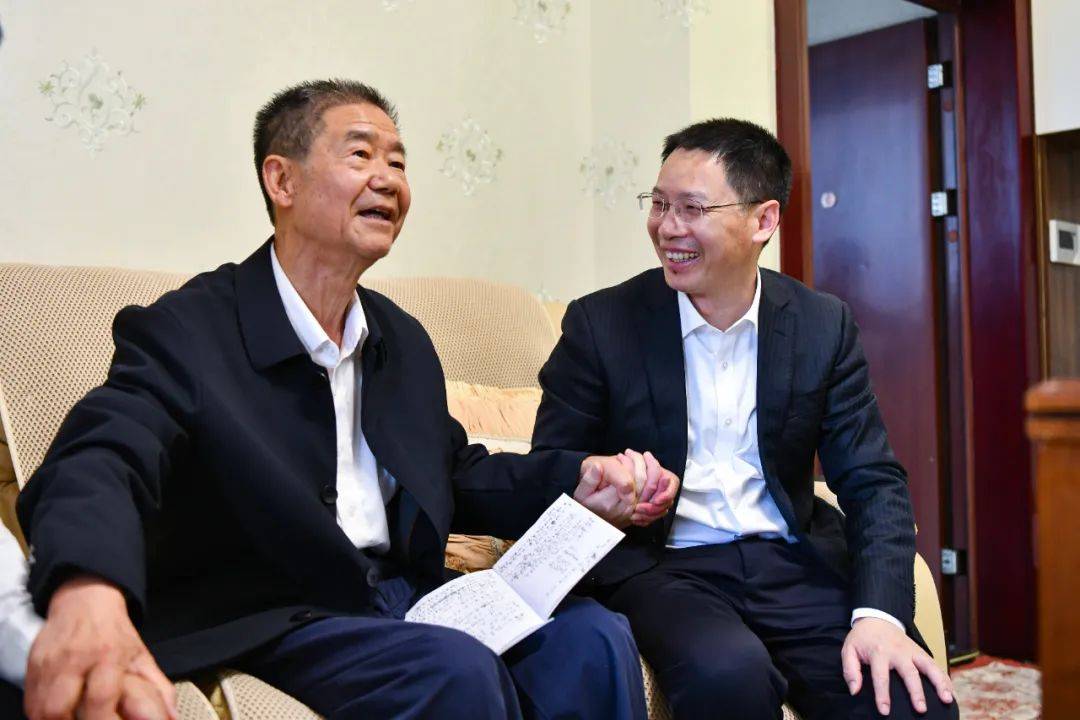 区委副书记,区长罗成,区领导陈川,蔡鹏参加看望.