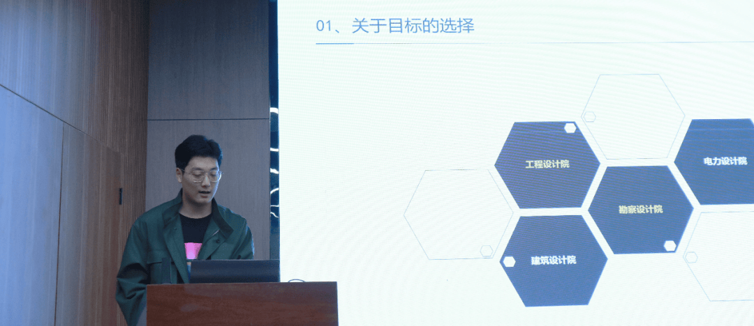 他介绍了面试准备中的两个关键方面:搜集信息和简历制作.