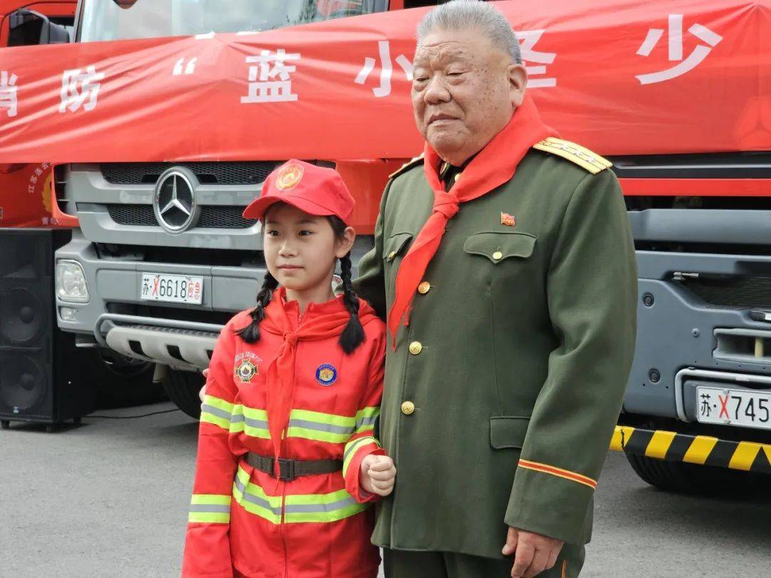 防患未燃携手童行高新消防联合柚子姐姐读书会举行蓝小圣少年团成立