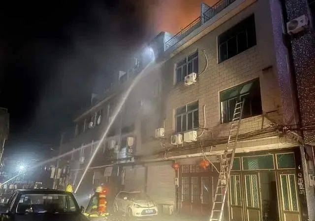 消防应急宣传教育一小区居民楼起火房顶被火烧穿注意