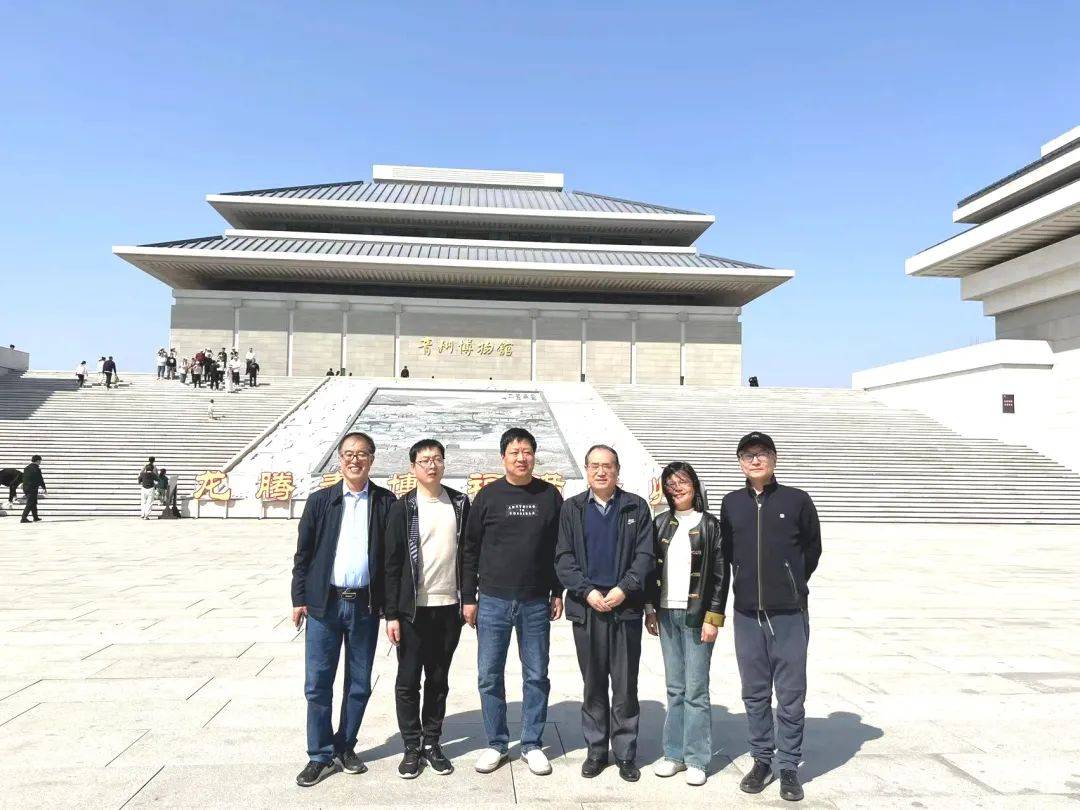 市场古瓷鉴宝专家组鉴定豆青釉青花风景纹大盘视频本博物馆陈树威馆长