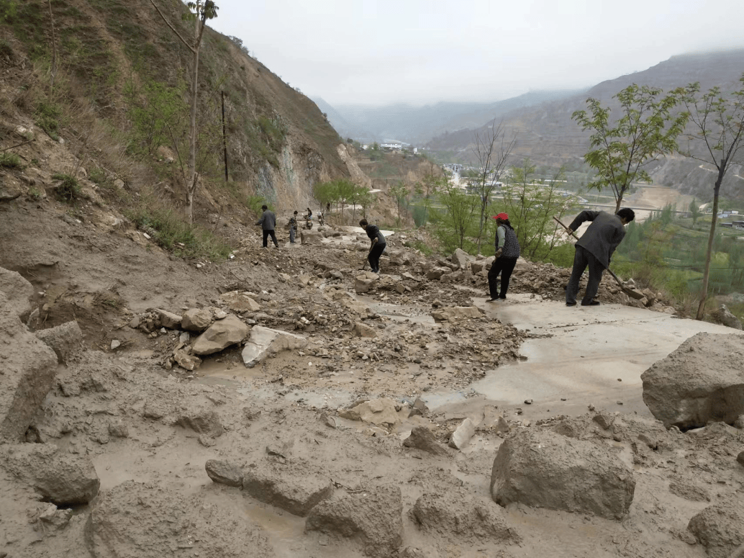 三抓三促行动进行时蒿林乡积极开展雨后道路清淤保畅工作