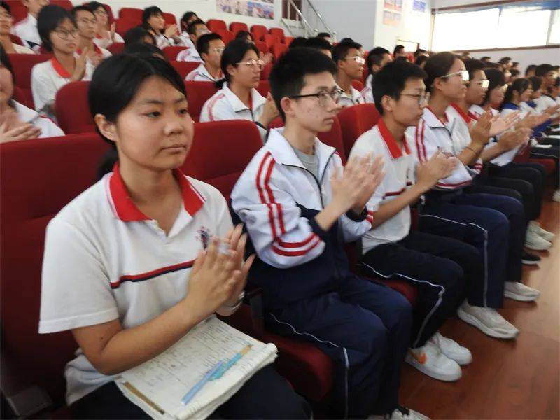 优秀学生干部,先进班集体以及本学期在高一年级远足拉练活动中涌现