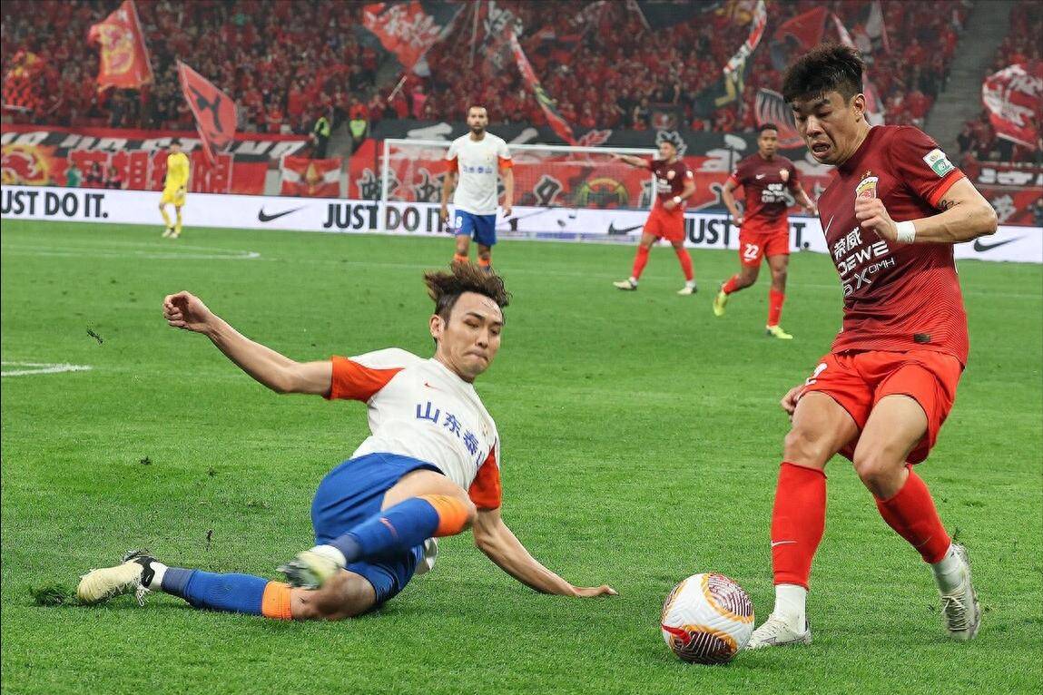 面对不利局面,上海海港队在下半场展开了猛烈的反攻.