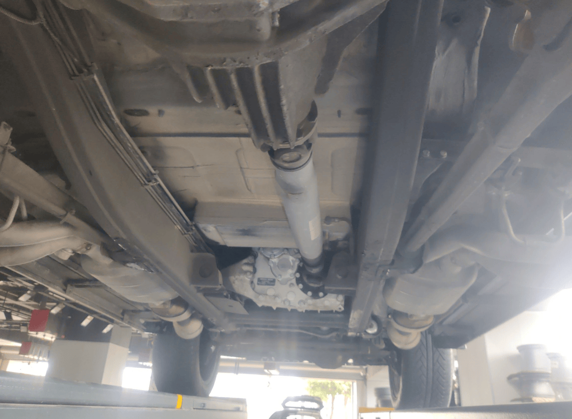 把车子举起来之后,可以看到底盘还是很规整的,大梁没有变形.