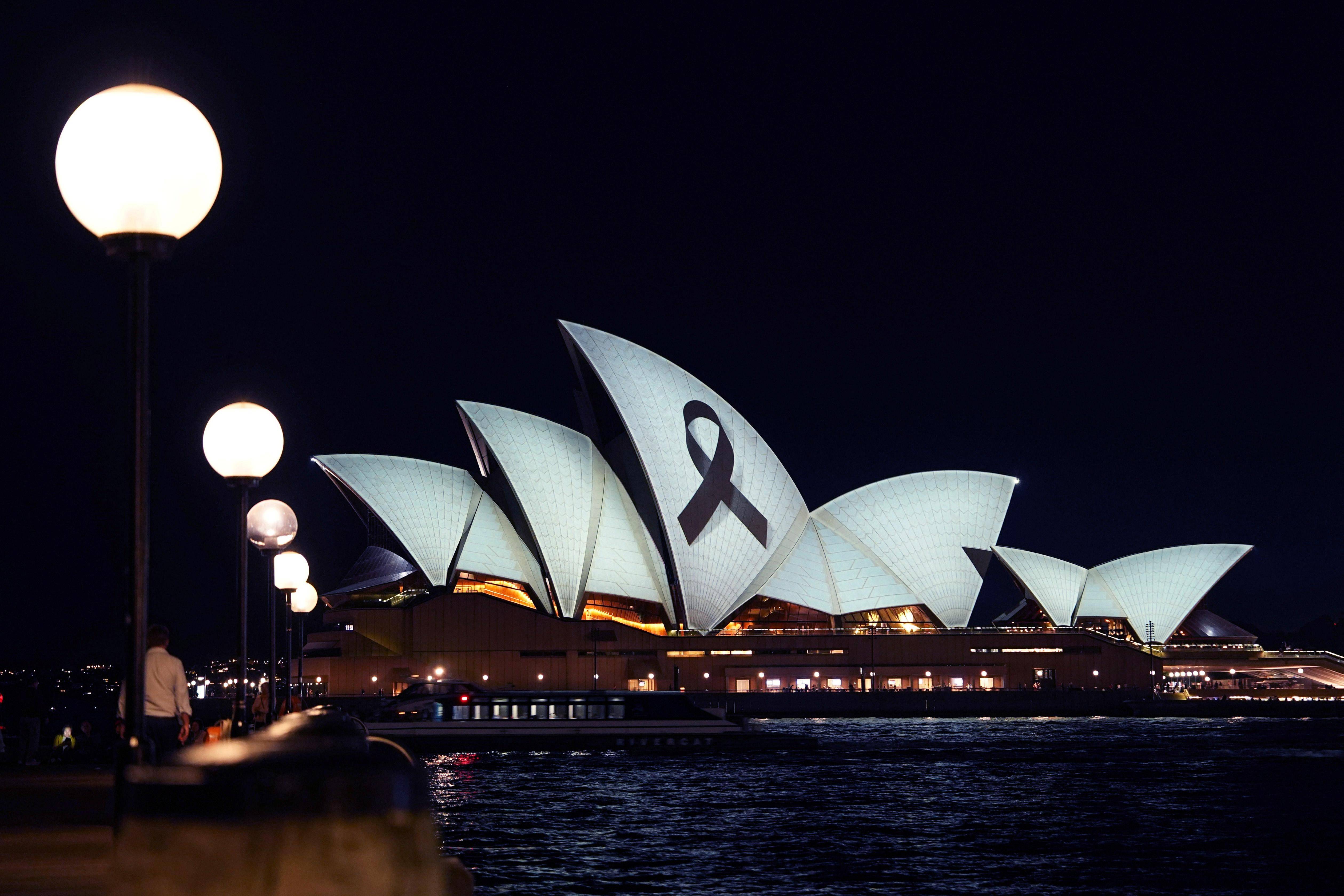 悉尼歌剧院亮灯致哀_王琪_新华社_澳大利亚