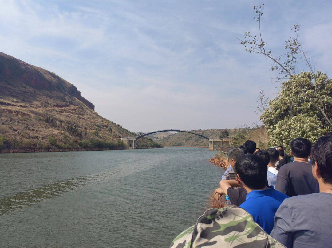 防渗处理关键技术论坛的部分代表赴云南省文山州德厚水库开展技术调研