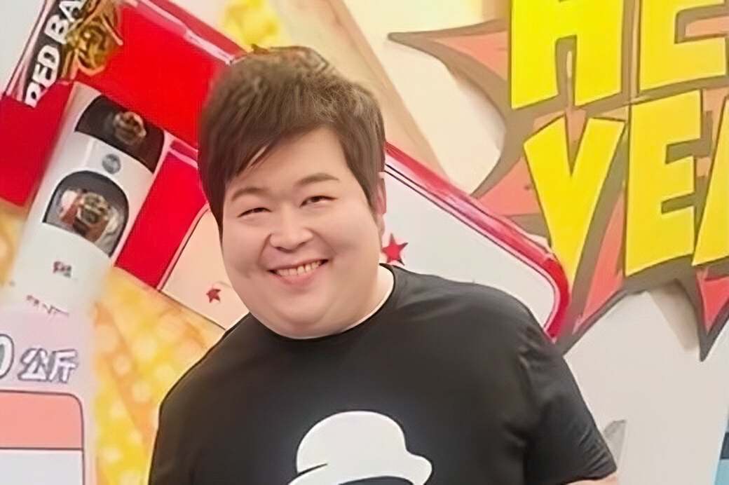 早年他曾在荧幕上模仿张学友,杨宗纬,李圣杰,萧敬腾,阿杜以及李宗盛等