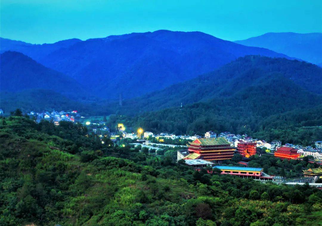 价值06460) 高铁站免费接送 旅拍位置赞,在天台山景区,赤城山脚下