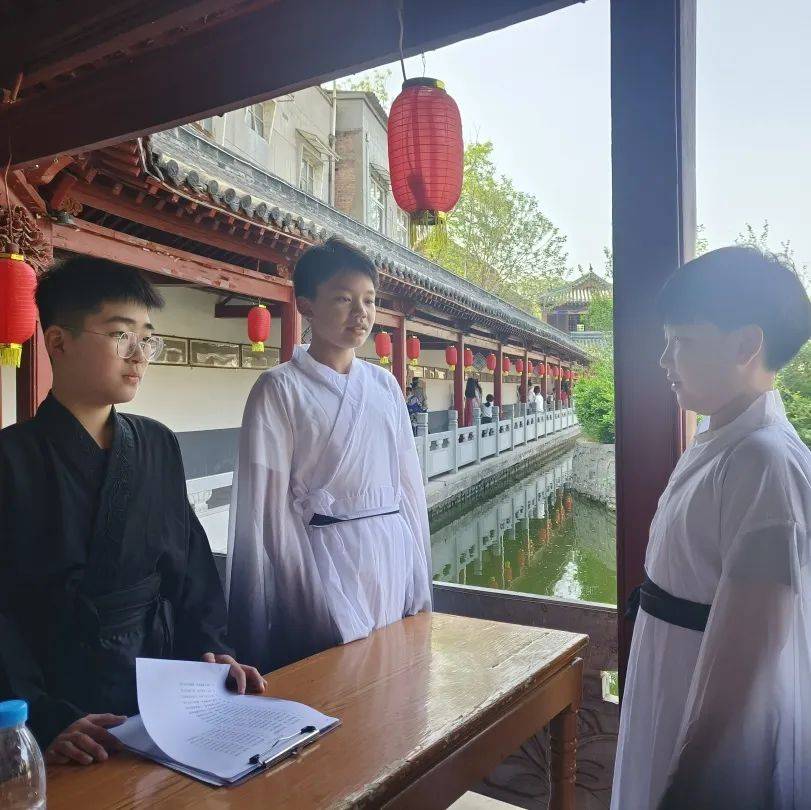 当最美诗词遇上最美春天沁阳市第一小学举行诗词大赛游园会