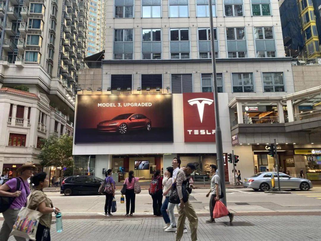 特斯拉的邻居是保时捷,迈凯伦和宝马,而比亚迪与沃尔沃相邻.