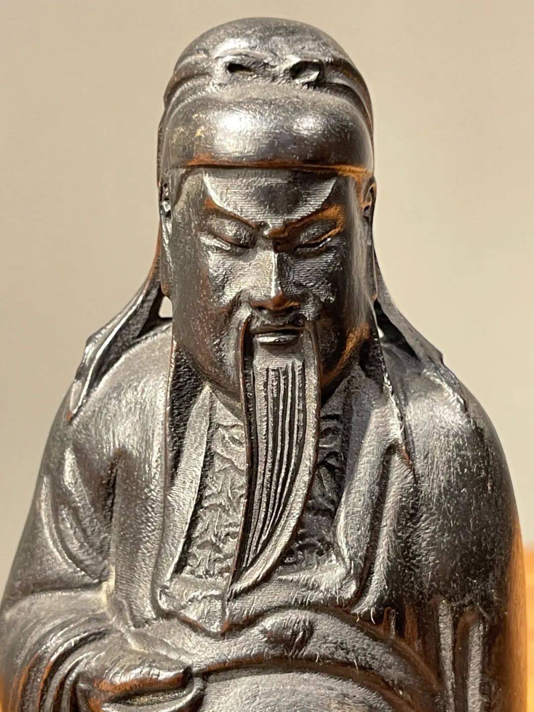 用之美—朴实材质的昇华 ▎紫檀关公立像与灵芝云头如意