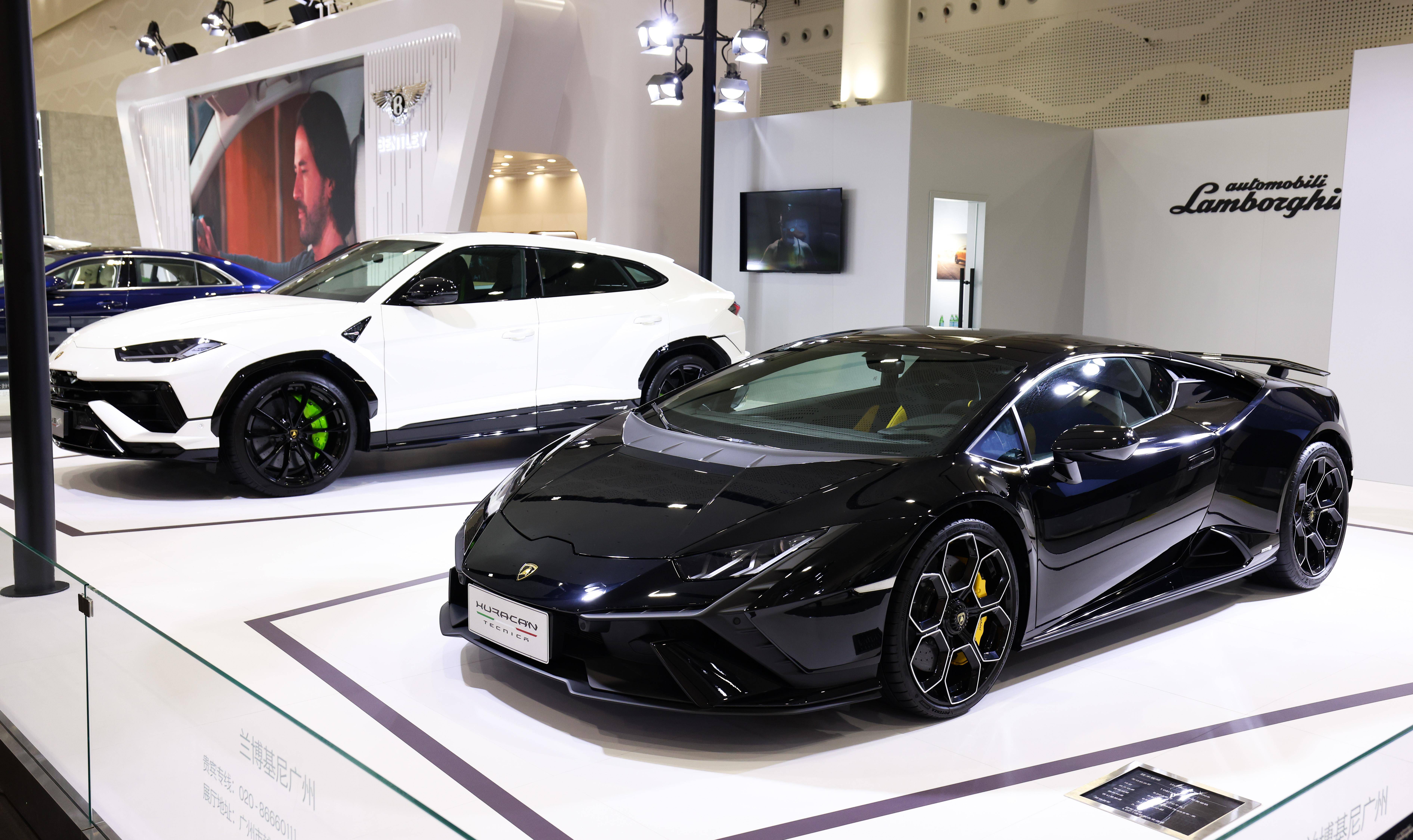 这是4月15日在第四届消博会上拍摄的兰博基尼汽车.