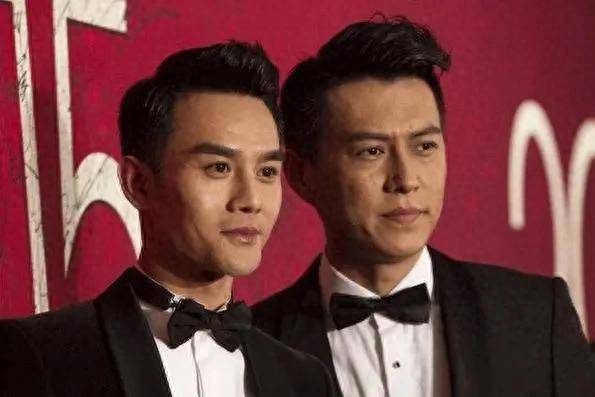 他一手捧红靳东和王凯自己扔在跑龙套王凯领奖当众下跪感恩