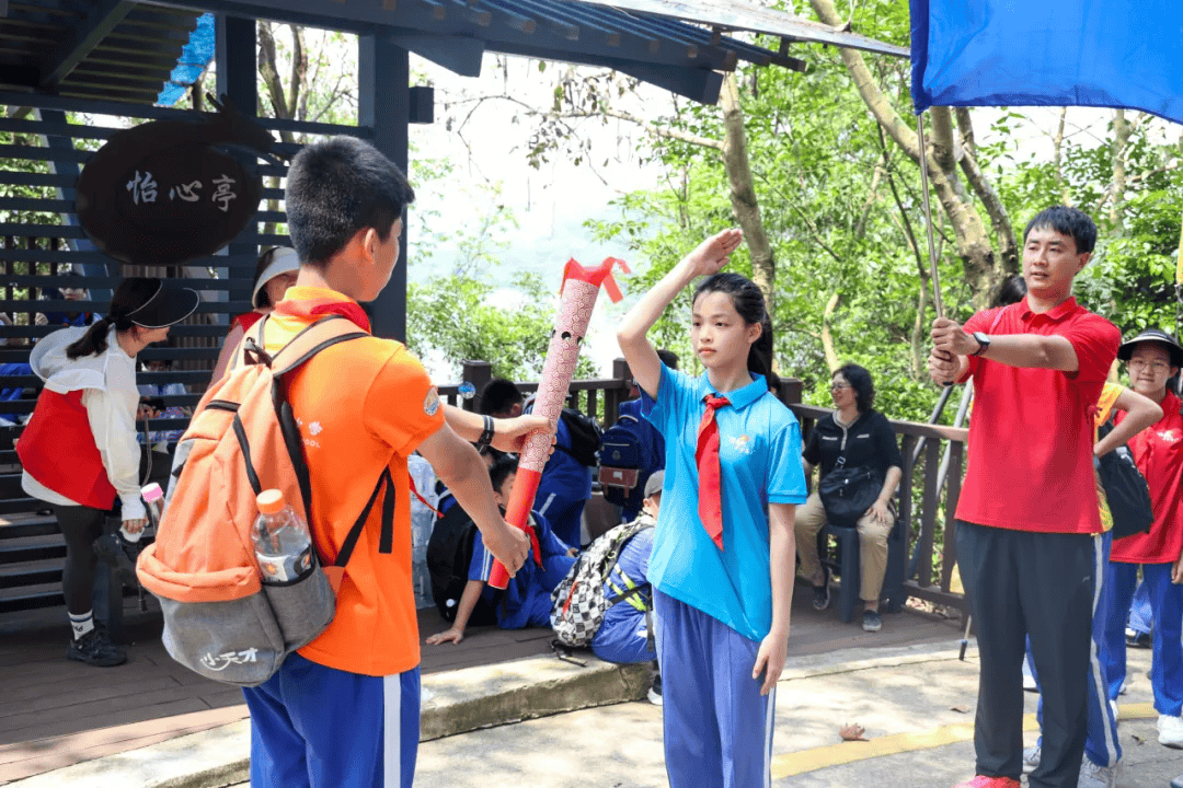 深圳上千名小学生完成20公里远足挑战