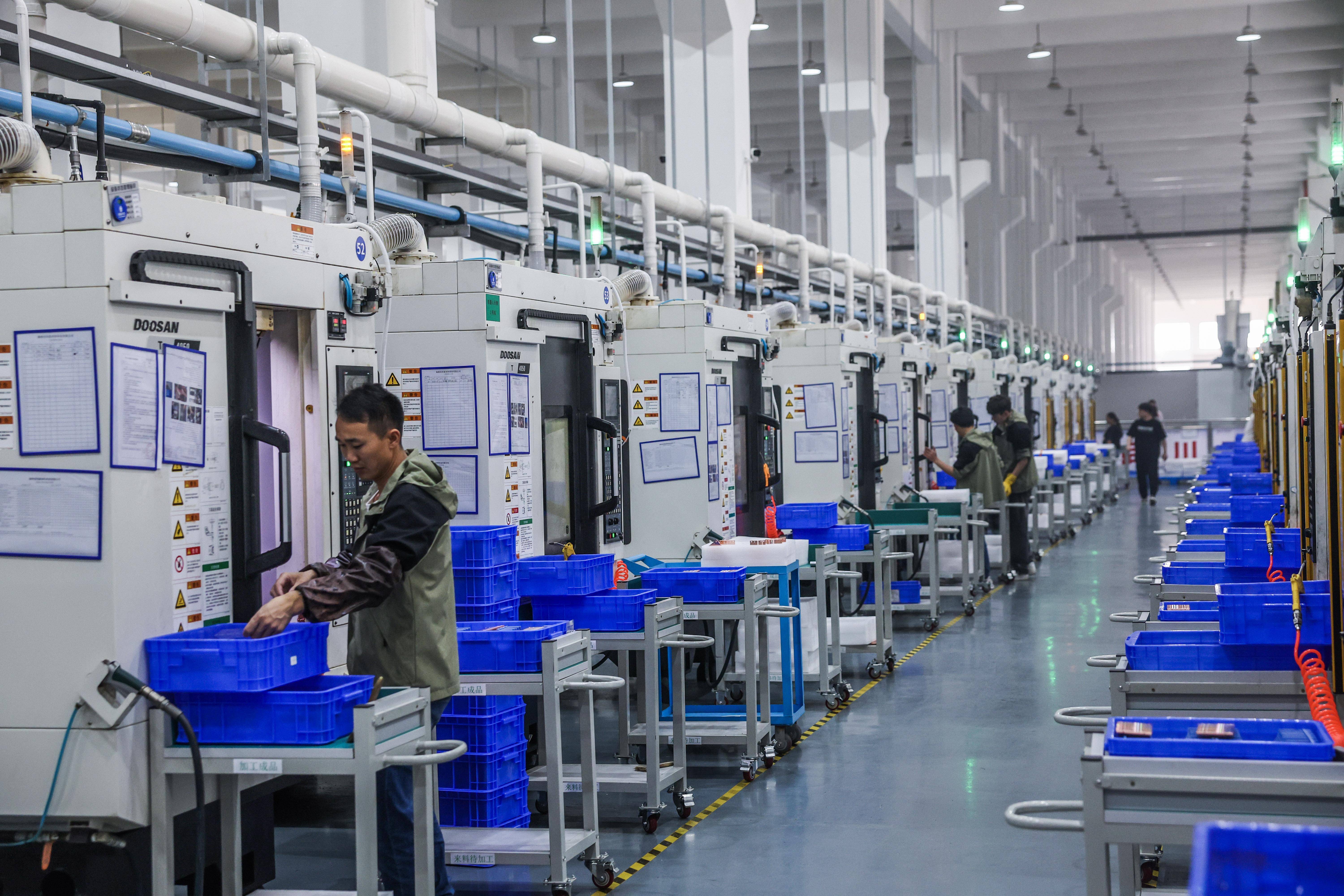 有限公司车间内,自动化车床上在生产用于新能源汽车的针式散热铜基板