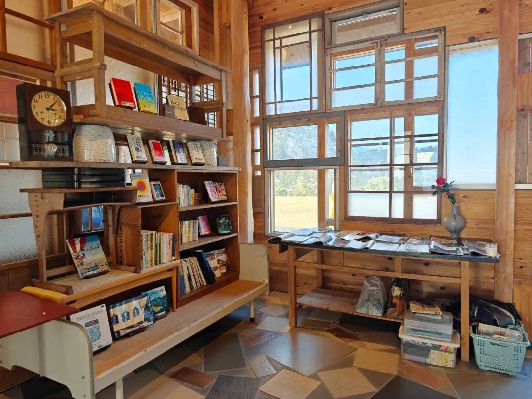 摄影/《财经》记者 邹碧颖町民们交换二手衣服,家具的公共活动场所也