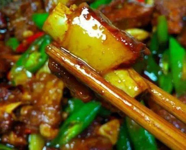 7,放酸萝卜进去翻炒两分钟.6,肥肠上色后加适量盐.5,加一点糖和生抽.