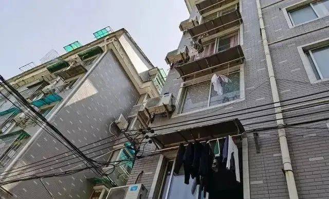 凌晨2点33岁小伙重重摔伤后独自回到出租屋等死