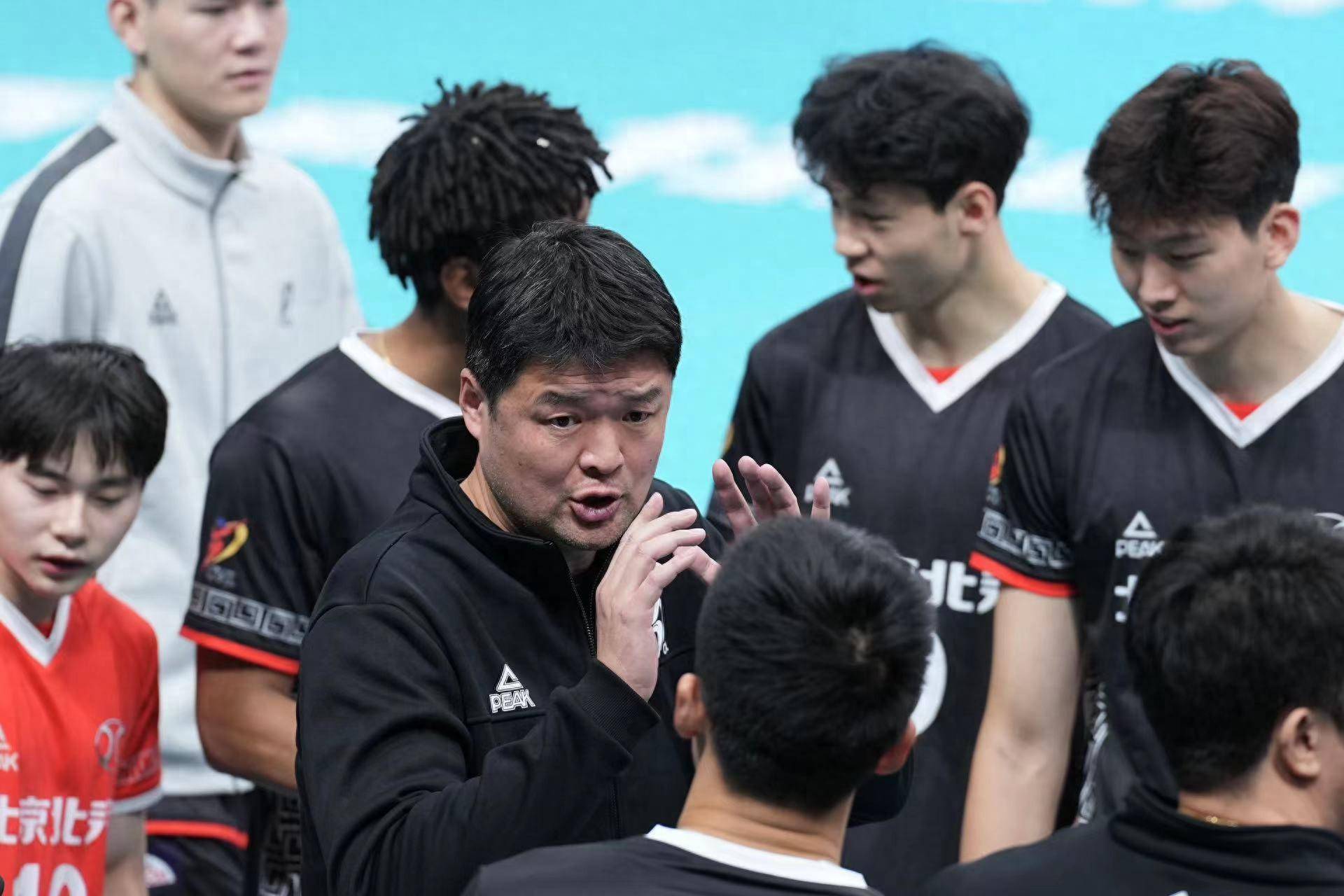 新华社专访北京男排主帅李牧坚持请进来走出去