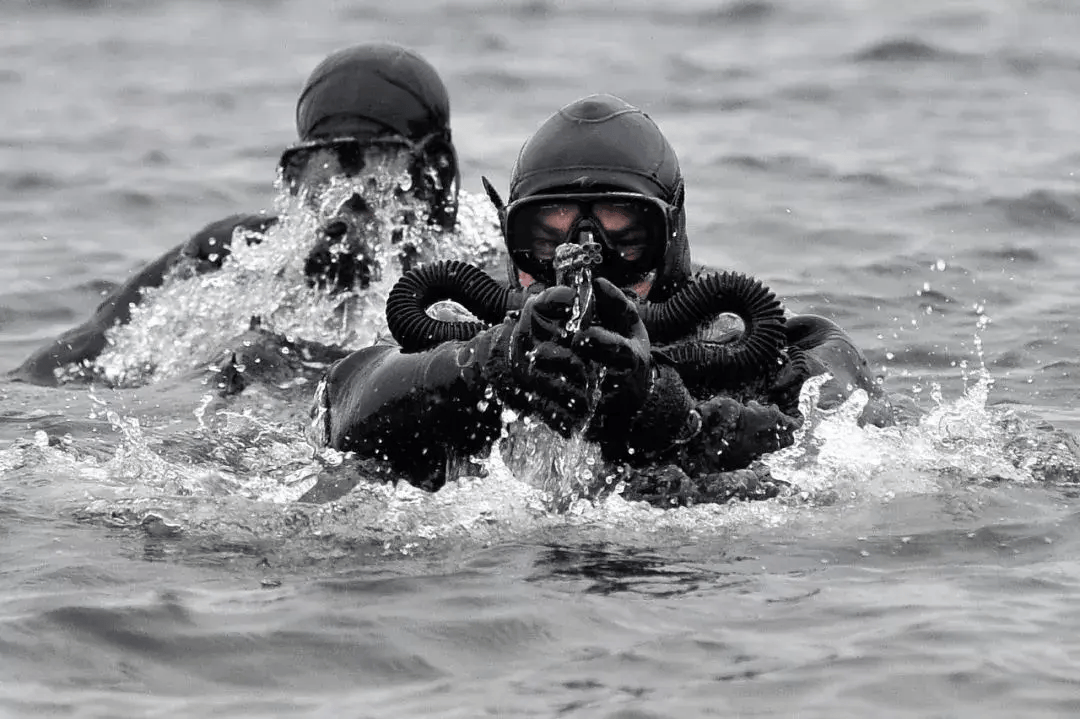 是无人装备,而且它也不需要潜得很深,在价格上要比传统深潜器便宜许多
