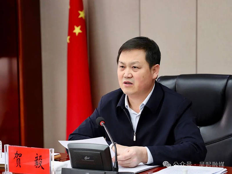时政贺毅主持召开县委理论中心组学习和县委常委扩大会议暨党的建设