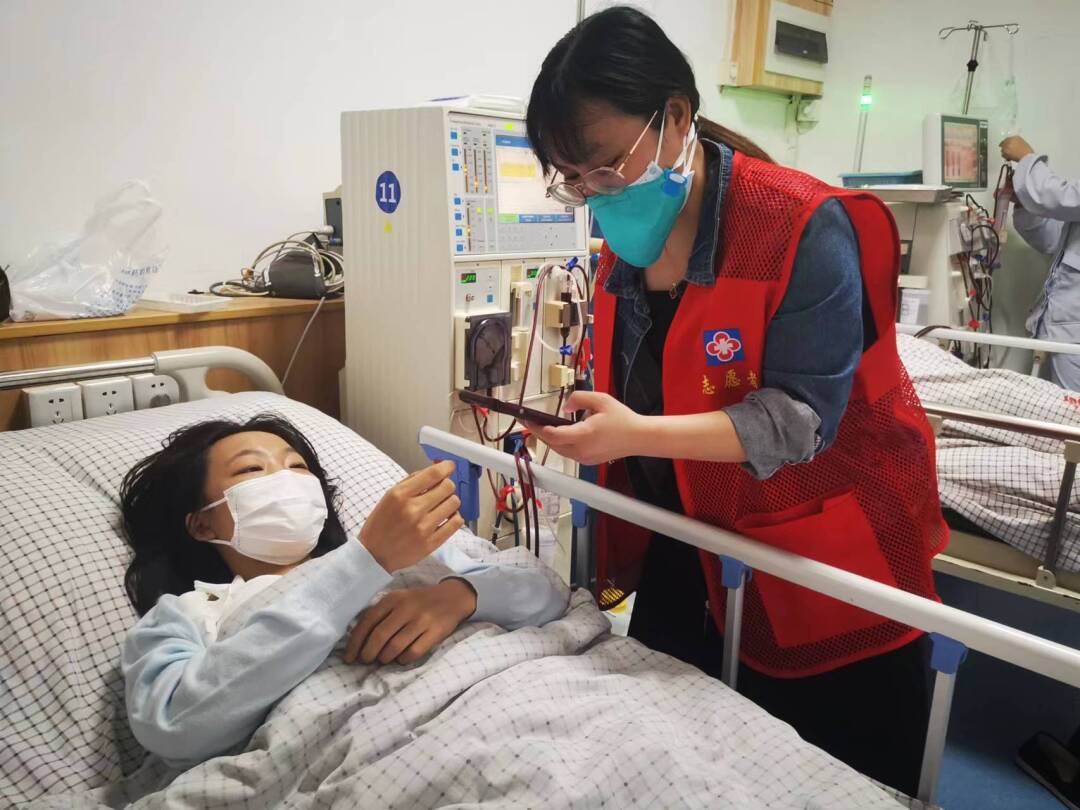 我的钱就是她的钱22岁的妹妹身患重症24岁的姐姐将工资卡交给妹妹