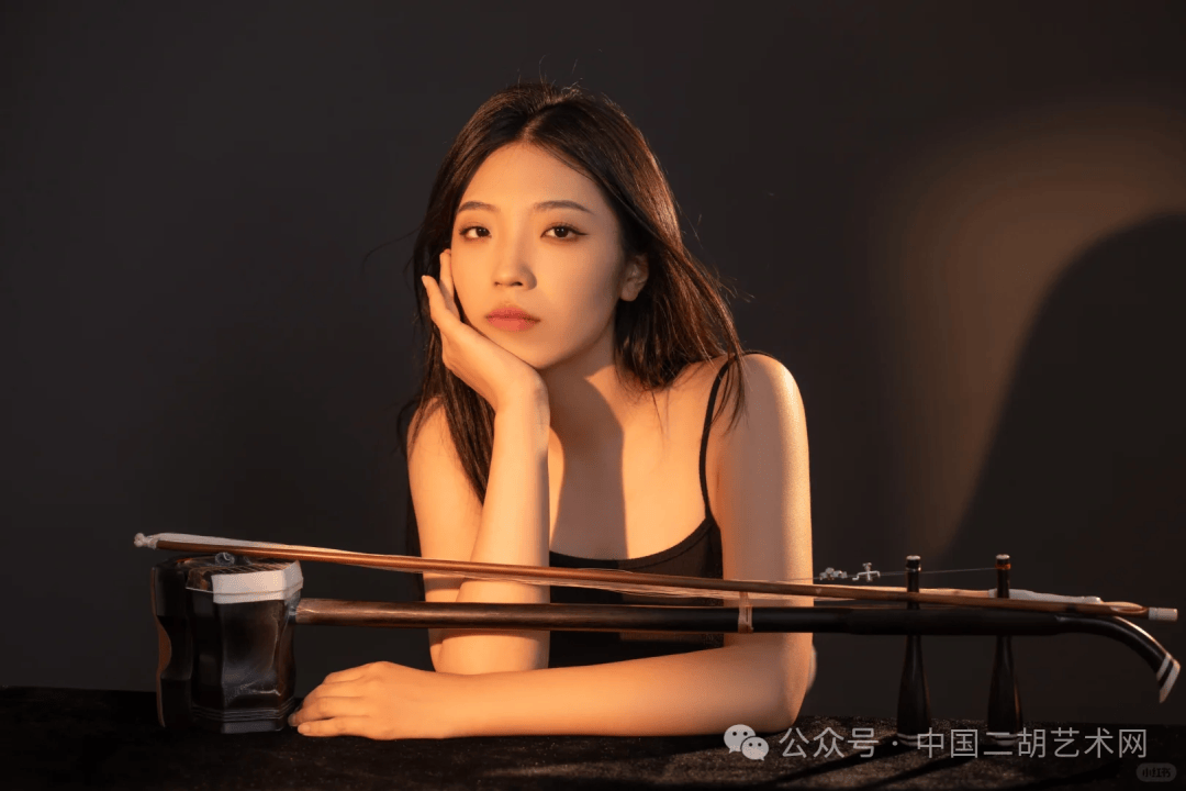 二胡写真跟二胡一起拍的照片