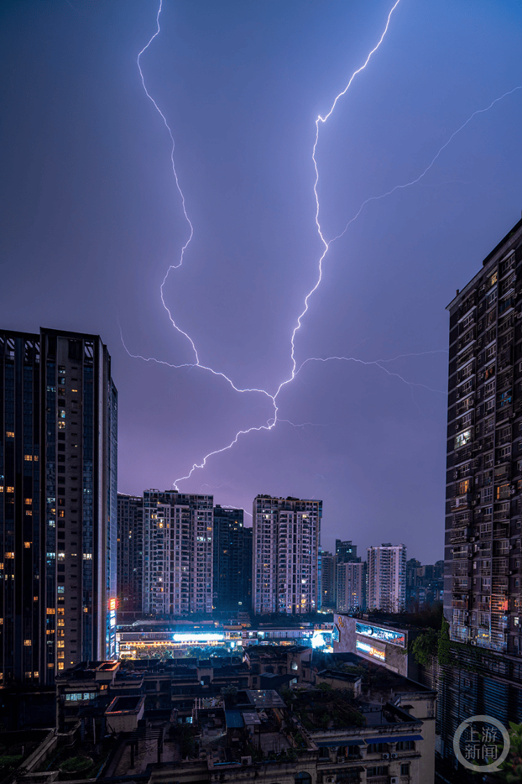 今天凌晨狂风暴雨,捕捉闪电划过夜空的瞬间