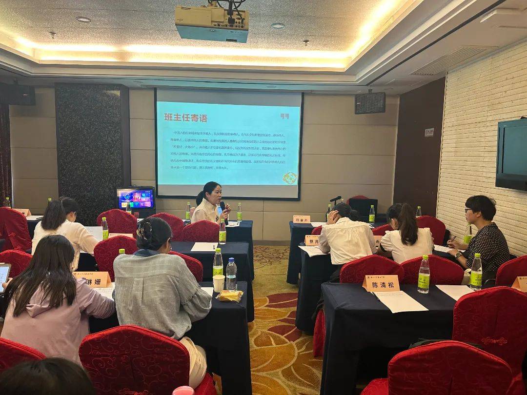 会场二由王杨老师领队6-9小组围绕生命安全保障,理想信念教育,交流