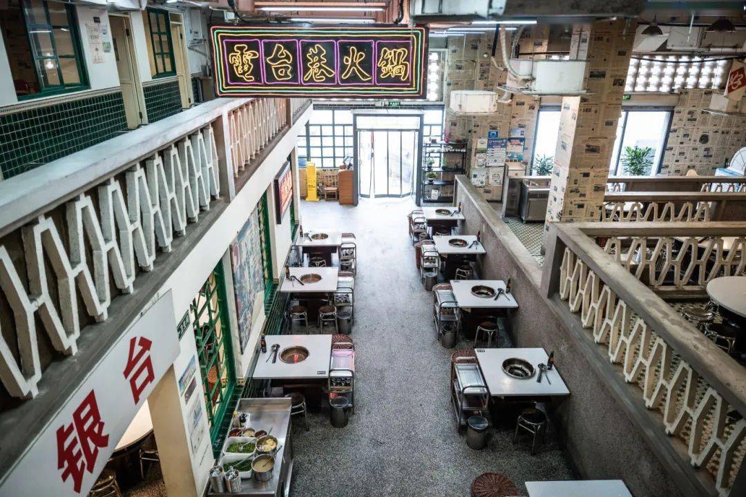 一进门,扑面而来的80年代复古装修风格,一时间仿佛陷入了富有年代感的