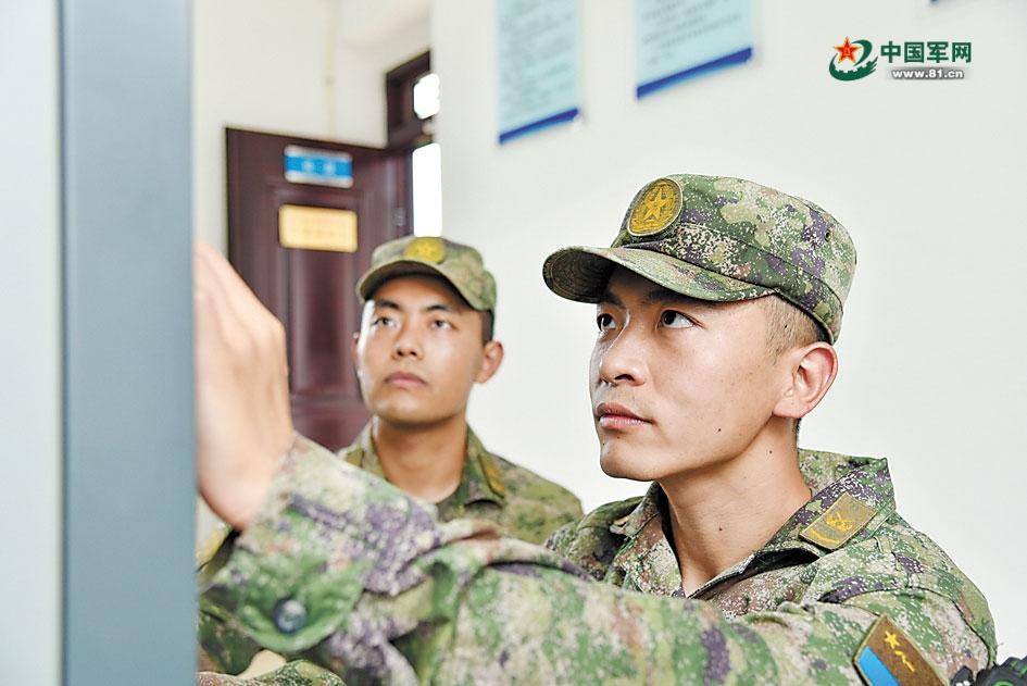 平凡的战位奋斗的青春导航兵守望战鹰平安归巢